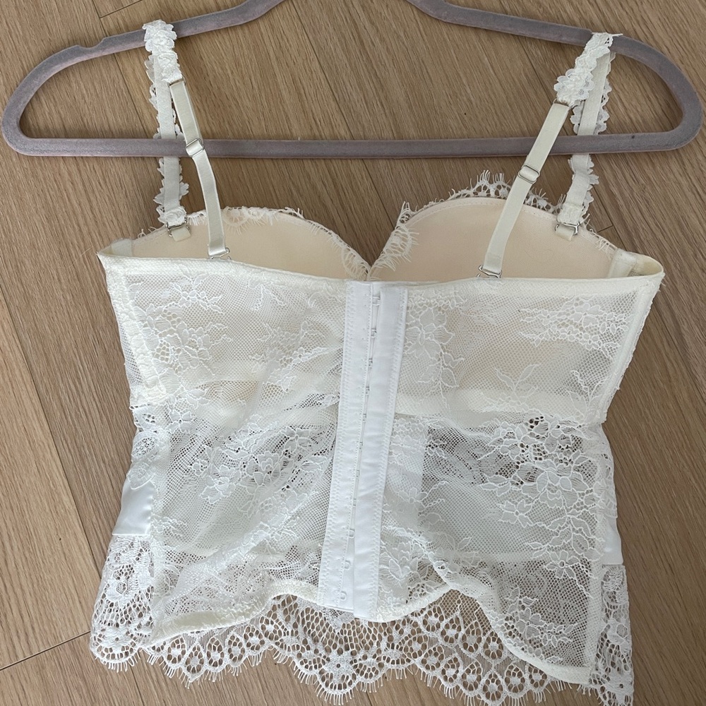 Elegant Lace Bustier in Cream - Picture 3 of 3